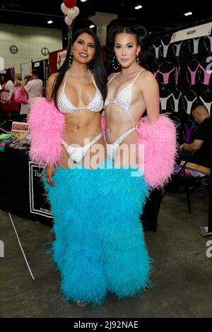 Les participants posent au 2022 Rupaul DragCon, jour 1, qui s'est tenu au Centre DES congrès DE LA à Los Angeles, Californie, le vendredi 13 mai 2022. Photo de Jennifer Graylock-Graylock.com 917-519-7666 Banque D'Images