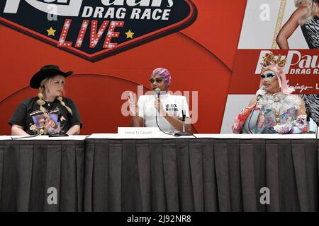 (De L) Brittany Brooks, Heidi N Closet et Rock M. Sakura participent à un panel au 2022 Rupaul DragCon, jour 1, qui s'est tenu au Centre DE congrès LA à Los Angeles, Californie, le vendredi 13 mai 2022. Photo de Jennifer Graylock-Graylock.com 917-519-7666 Banque D'Images