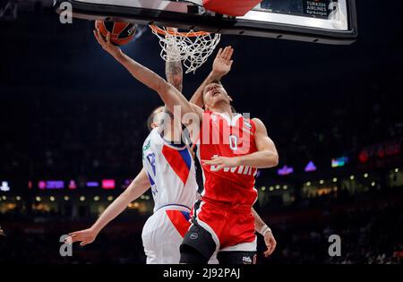 Belgrade, Serbie. 19th mai 2022. Thomas Walkup (R) d'Olymnpiacos vies avec Adrien Moerman d'Anadolu Efes lors de leur match de basket-ball semi-final 4 de l'Euroligue à Belgrade, Serbie, le 19 mai 2022. Crédit: Predrag Milosavljevic/Xinhua/Alay Live News Banque D'Images