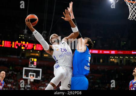 Belgrade, Serbie. 19th mai 2022. Le Guerschon Yabusele (L) du Real Madrid rivalise avec le Sertac Sanli (R) de Barcelone lors de leur match de basket-ball semi-fin 4 de l'Euroligue à Belgrade, Serbie, le 19 mai 2022. Crédit: Predrag Milosavljevic/Xinhua/Alay Live News Banque D'Images