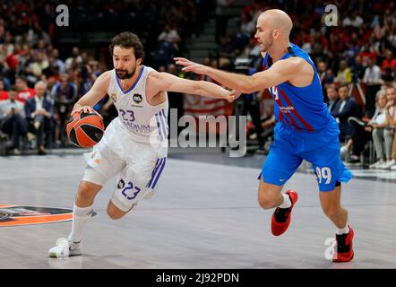 Belgrade, Serbie. 19th mai 2022. Sergio Llull (L) du Real Madrid rivalise avec Nick Calathes de Barcelone lors de leur match de basket-ball semi-fin 4 de l'Euroligue à Belgrade, en Serbie, le 19 mai 2022. Crédit: Predrag Milosavljevic/Xinhua/Alay Live News Banque D'Images