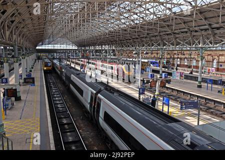 Avanti Trenitalia Euston EMU Electrical multiple Unit à la gare Piccadilly NPR, services de transports en commun de Manchester Banque D'Images