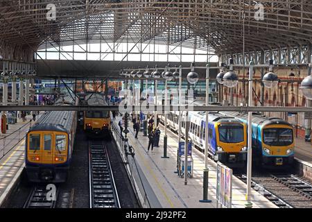 Northern & Trans-Pennine Express DMU & EMU sur les plates-formes de la gare Piccadilly NPR 1-4, services de transports en commun de Manchester Banque D'Images