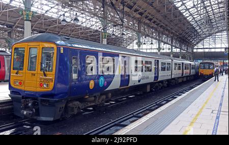 Northern Railway Dual-voltage EMU train 319378 à la gare Piccadilly NPR, les transports en commun de Manchester Banque D'Images