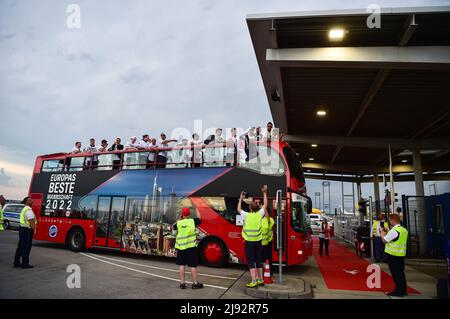 Francfort, Allemagne. 19th mai 2022. Les membres de l'équipe Eintracht Frankfurt quittent l'aéroport international de Francfort à Francfort, en Allemagne, le 19 mai 2022. Eintracht Frankfurt a battu le Glasgow Rangers FC dans la finale de l'UEFA Europa League tir de pénalité et a remporté le titre le 18 mai à Séville, Espagne. Crédit: Lu Yang/Xinhua/Alay Live News Banque D'Images