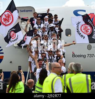 Francfort, Allemagne. 19th mai 2022. Les membres de l'équipe Eintracht Frankfurt arrivent à l'aéroport international de Francfort à Francfort, en Allemagne, le 19 mai 2022. Eintracht Frankfurt a battu le Glasgow Rangers FC dans la finale de l'UEFA Europa League tir de pénalité et a remporté le titre le 18 mai à Séville, Espagne. Crédit: Lu Yang/Xinhua/Alay Live News Banque D'Images