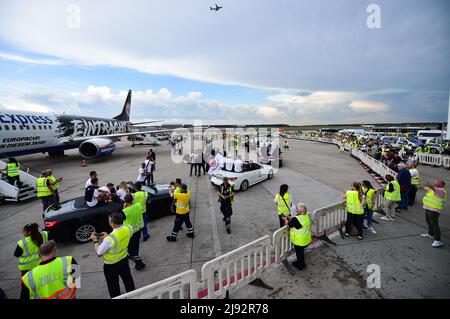Francfort, Allemagne. 19th mai 2022. Les membres de l'équipe Eintracht Frankfurt quittent l'aéroport international de Francfort à Francfort, en Allemagne, le 19 mai 2022. Eintracht Frankfurt a battu le Glasgow Rangers FC dans la finale de l'UEFA Europa League tir de pénalité et a remporté le titre le 18 mai à Séville, Espagne. Crédit: Lu Yang/Xinhua/Alay Live News Banque D'Images