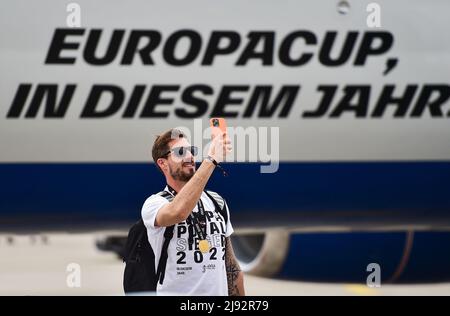 Francfort, Allemagne. 19th mai 2022. Kevin Trapp de Team Eintracht Frankfurt prend une photo à l'aéroport international de Francfort, en Allemagne, le 19 mai 2022. Eintracht Frankfurt a battu le Glasgow Rangers FC dans la finale de l'UEFA Europa League tir de pénalité et a remporté le titre le 18 mai à Séville, Espagne. Crédit: Lu Yang/Xinhua/Alay Live News Banque D'Images