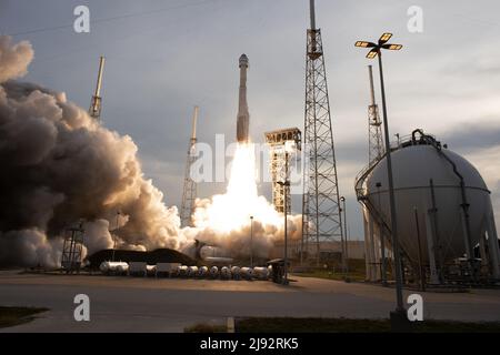 Floride, États-Unis, 19/05/2022, United Launch Alliance lance sa fusée Atlas V pour propulser l'engin spatial Boeing Starliner pour la NASA à partir du complexe 41 de la station de la Force spatiale de Cape Canaveral, en Floride, le jeudi 19 mai 2022. Le Starliner sans pilote se rentrera à la Station spatiale internationale et se mettra à l'épreuve pour de futurs vols à quai. Photo de Joe Marino/UPI crédit: UPI/Alay Live News Banque D'Images