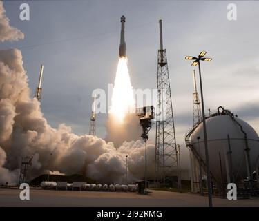 Floride, États-Unis, 19/05/2022, United Launch Alliance lance sa fusée Atlas V pour propulser l'engin spatial Boeing Starliner pour la NASA à partir du complexe 41 de la station de la Force spatiale de Cape Canaveral, en Floride, le jeudi 19 mai 2022. Le Starliner sans pilote se rentrera à la Station spatiale internationale et se mettra à l'épreuve pour de futurs vols à quai. Photo de Joe Marino/UPI crédit: UPI/Alay Live News Banque D'Images