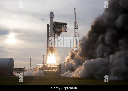 Floride, États-Unis, 19/05/2022, United Launch Alliance lance sa fusée Atlas V pour propulser l'engin spatial Boeing Starliner pour la NASA à partir du complexe 41 de la station de la Force spatiale de Cape Canaveral, en Floride, le jeudi 19 mai 2022. Le Starliner sans pilote se rentrera à la Station spatiale internationale et se mettra à l'épreuve pour de futurs vols à quai. Photo de Joe Marino/UPI crédit: UPI/Alay Live News Banque D'Images