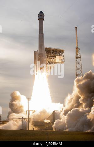 Floride, États-Unis, 19/05/2022, United Launch Alliance lance sa fusée Atlas V pour propulser l'engin spatial Boeing Starliner pour la NASA à partir du complexe 41 de la station de la Force spatiale de Cape Canaveral, en Floride, le jeudi 19 mai 2022. Le Starliner sans pilote se rentrera à la Station spatiale internationale et se mettra à l'épreuve pour de futurs vols à quai. Photo de Joe Marino/UPI crédit: UPI/Alay Live News Banque D'Images