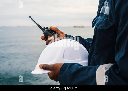 Crop matelan avec casque et radio Banque D'Images