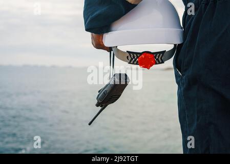 Travailleur maritime de la culture en admirant la mer Banque D'Images