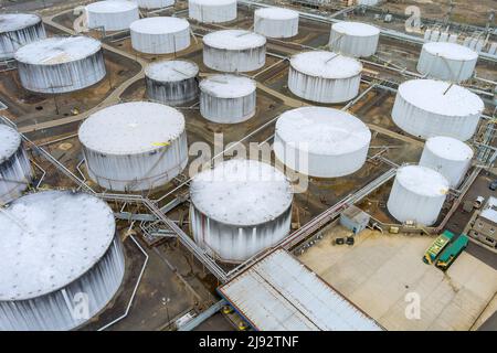 Vue aérienne réservoirs de stockage pétrochimiques usine de raffinerie de pétrole avec zone industrielle Banque D'Images