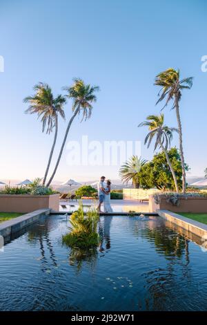 Couple homme et femmes dans la piscine de leur Lodge en vacances en Afrique du Sud, vue sur les montagnes près de Hermanus Western Cape Banque D'Images