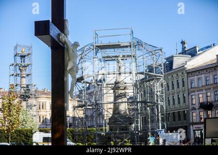 Lviv, Ukraine. 18th mai 2022. La statue de la Vierge Marie protégée par une structure en acier est représentée en Lviv. Crédit : SOPA Images Limited/Alamy Live News Banque D'Images