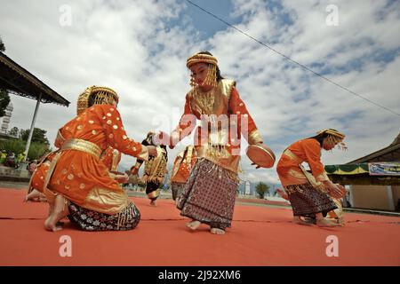 Les élèves du secondaire qui exécutent la danse traditionnelle malaise lors d'un événement sur les attractions culturelles de Kerinci par les élèves du secondaire et du secondaire à Kerinci regency, Jambi, Indonésie. Banque D'Images