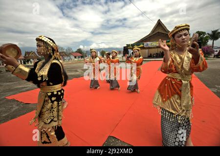 Les élèves du secondaire qui exécutent la danse traditionnelle malaise lors d'un événement sur les attractions culturelles de Kerinci par les élèves du secondaire et du secondaire à Kerinci regency, Jambi, Indonésie. Banque D'Images