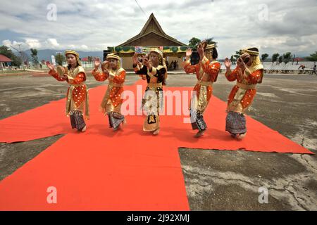 Les élèves du secondaire qui exécutent la danse traditionnelle malaise lors d'un événement sur les attractions culturelles de Kerinci par les élèves du secondaire et du secondaire à Kerinci regency, Jambi, Indonésie. Banque D'Images