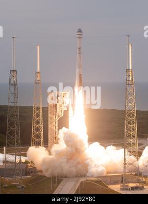 Floride, États-Unis, 19/05/2022, Une fusée Atlas V de United Launch Alliance avec un vaisseau spatial BoeingÕs CST-100 Starliner à bord de lancements depuis le complexe de lancement spatial 41, le jeudi 19 mai 2022, à la station de la Force spatiale de Cape Canaveral, en Floride. BoeingÕs le vol orbital Test-2 (OFT-2) est StarlinerÕs deuxième essai en vol non crevé et se mettra à quai à la Station spatiale internationale dans le cadre du programme commercial Crew de la NASA. L'OFT-2 a été lancé à 6 h 54 HE et servira de test de bout en bout des capacités du système. Crédit obligatoire : Joel Kowsky/NASA via CNP/MediaPunch Banque D'Images