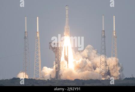 Florida, US, 19/05/2022, Une fusée Atlas V de United Launch Alliance avec BoeingÕs CST-100 Starliner lance des engins spatiaux depuis le complexe de lancement spatial 41, le jeudi 19 mai 2022, à la station de la Force spatiale du Cap Canaveral, en Floride. BoeingÕs le vol orbital Test-2 (OFT-2) est StarlinerÕs deuxième essai en vol non crevé et se mettra à quai à la Station spatiale internationale dans le cadre du programme commercial Crew de la NASA. L'OFT-2 a été lancé à 6 h 54 HE et servira de test de bout en bout des capacités du système. Crédit obligatoire : Joel Kowsky/NASA via CNP/MediaPunch Banque D'Images