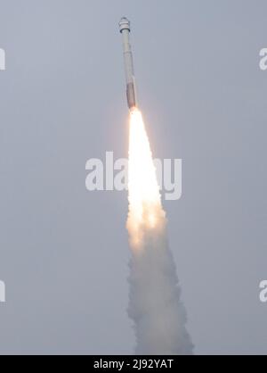 Florida, US, 19/05/2022, Une fusée Atlas V de United Launch Alliance avec BoeingÕs CST-100 Starliner lance des engins spatiaux depuis le complexe de lancement spatial 41, le jeudi 19 mai 2022, à la station de la Force spatiale du Cap Canaveral, en Floride. BoeingÕs le vol orbital Test-2 (OFT-2) est StarlinerÕs deuxième essai en vol non crevé et se mettra à quai à la Station spatiale internationale dans le cadre du programme commercial Crew de la NASA. L'OFT-2 a été lancé à 6 h 54 HE et servira de test de bout en bout des capacités du système. Crédit obligatoire : Joel Kowsky/NASA via CNP/MediaPunch Banque D'Images