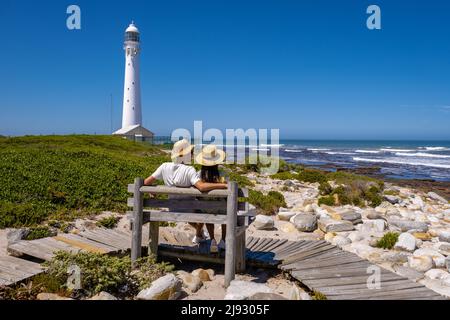 Couple homme et femmes visitant le phare de Slangkop Kommetjie Cape Town Afrique du Sud, le phare de Slangkop dans le village de Kommetjie sur la péninsule du Cap. Banque D'Images