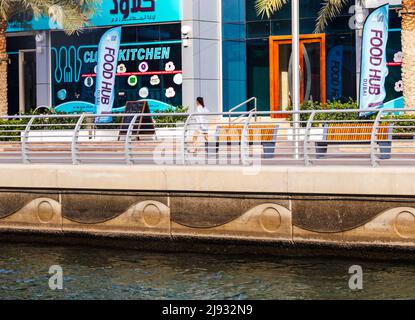 Dubaï, Émirats Arabes Unis - 05.06.2022 - Jeune femme qui profite de la journée dans le quartier de la marina de Dubaï Banque D'Images