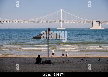 La plage de Gwangalli et le pont Diamond à Busan en Corée du Sud le 4 mai 2022 Banque D'Images