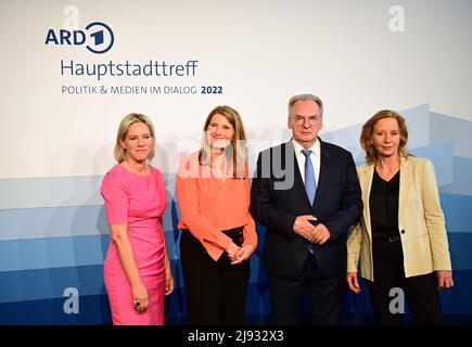 Berlin, Allemagne. 19th mai 2022. Christine Strobl (l-r), directrice du programme de l'ARD, Tina Hassel, chef de l'ARD Capital Studio, et Patricia Schlesinger, directrice générale de rbb, souhaitent la bienvenue à Reiner Haseloff (CDU), ministre-présidente de Saxe-Anhalt, lors de la réunion de l'ARD Capital. Crédit : Soeren Stache/dpa/Alay Live News Banque D'Images