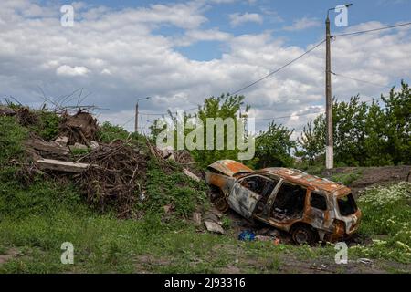 Donbass, Ukraine. 19th mai 2022. Une voiture détruite vue sur la périphérie de la région séparatiste de Donetsk (Donbass). La région du Donetsk (Donbass) est en butte à de lourdes attaques, alors que les forces russes et ukrainiennes s'y disputent, au milieu de l'invasion russe complète de l'Ukraine commencée le 24 février, la guerre qui a tué de nombreux civils et soldats. Crédit : SOPA Images Limited/Alamy Live News Banque D'Images