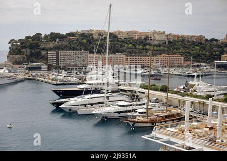 Monaco - 19 avril 2022 : vue d'ensemble avec le port de Monaco pendant une journée ensoleillée au printemps. Banque D'Images