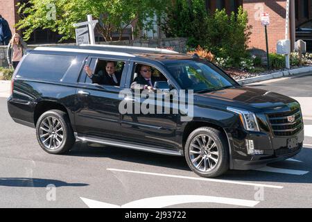 Fairfax, va, Etats-Unis le 17 mai 2022, l'acteur Johnny Depp déchaîne ses fans alors qu'il arrive pour son procès anti-diffamation au palais de justice du comté de Fairfax à Fairfax, va, Etats-Unis le 17 mai 2022. Photo de Chris Kleponis/CNP/ABACAPRESS.COM Banque D'Images