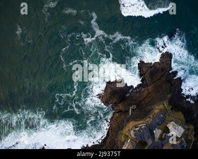 Vue de dessus. Paysage marin majestueux. Eaux turquoise de l'océan avec des vagues de mousse blanche et la côte de pierre rocheuse. Abstraction. Arrière-plan de la nature. Géologie, géogr Banque D'Images