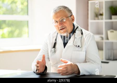 Portrait de Happy mature Doctor in Clinic Banque D'Images