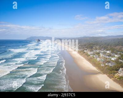 Prise de vue panoramique. Ocean Coast. Plage de sable blanc. Région vallonnée. Petite ville verte sur l'océan. Resort place. Les questions environnementales, sociales et de logement. Par Banque D'Images