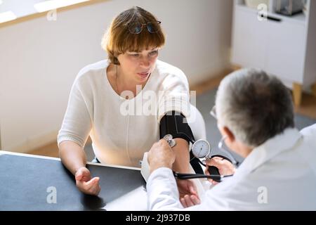 Close-up de la main du médecin Contrôle de la pression artérielle Banque D'Images