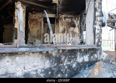 19 mai 2022, Ukraine, région de Kiev, ville d'Irpen. La guerre de la Russie contre l'Ukraine.détruit et incendié des maisons, à cause de la coquille du russe Banque D'Images