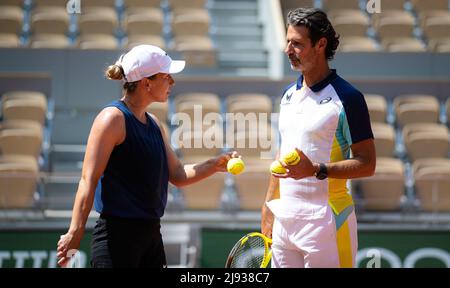 Paris, France - 18/05/2022, Simona Halep de Roumanie avec l'entraîneur Patrick Mouratoglou pendant la pratique avant le Roland-Garros 2022, tournoi de tennis Grand Slam le 18 mai 2022 au stade Roland-Garros à Paris, France - photo: Rob Prange/DPPI/LiveMedia Banque D'Images