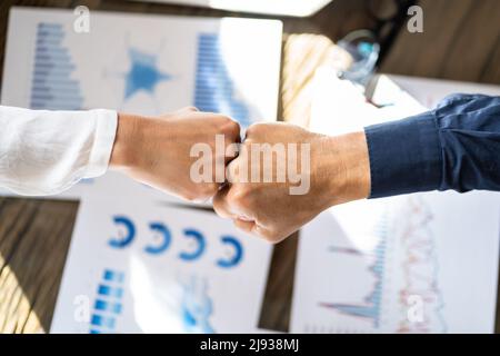 Graphique et diagramme financier. L'analyste Fist Bump est en réunion Banque D'Images