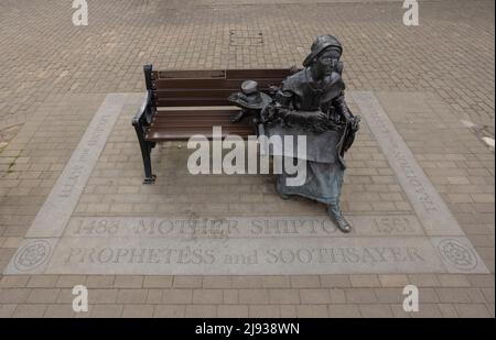 Vue imprenable sur la statue d'Ursula Southeil ou sur Mother Shipton, assis sur un banc à Knaresborough Yorkshire, Royaume-Uni Banque D'Images