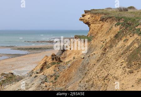 Érosion côtière le long des falaises de la Pointe de Nid de Corbet, près d'Audeselles sur la côte Opale du Nord de la France. Banque D'Images