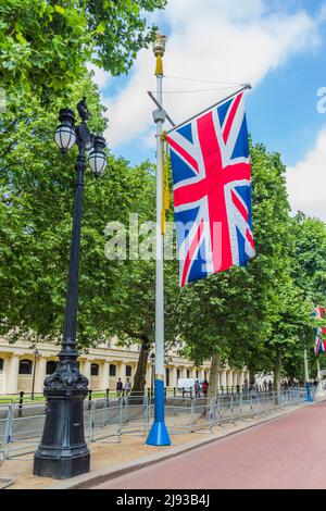 Drapeau d'Union Jack suspendu à un poteau de drapeau à Londres le long du Mall, pas de personnes Banque D'Images