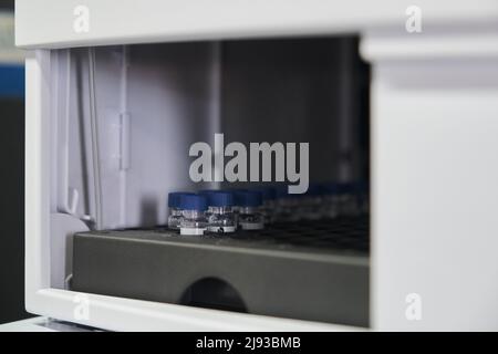 Flacons avec échantillon dans l'échantillonneur automatique du système HPLC prêts à être analysés. Banque D'Images