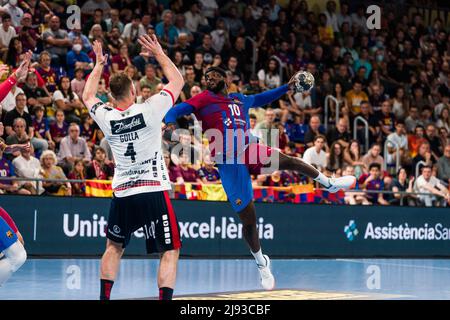 Barcelone, Espagne - 19/05/2022, Dika Mem du FC Barcelone et Johannes Golla de Flensburg-Handewitt pendant la Ligue des champions de l'EHF, Quarter finals, match de handball de 2nd jambes entre le FC Barcelone et SG Flensburg-Handewitt le 19 mai 2022 au Palau Blaugrana à Barcelone, Espagne - photo: Javier Borrego/DPPI/LiveMedia Banque D'Images