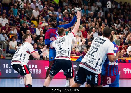 Barcelone, Espagne - 19/05/2022, Dika Mem du FC Barcelone en action contre Johannes Golla de SG Flensburg-Handewitt lors de la Ligue des champions de l'EHF, Quarter finals, match de handball de 2nd jambes entre le FC Barcelone et SG Flensburg-Handewitt le 19 mai 2022 au Palau Blaugrana à Barcelone, Espagne - photo: Javier Borrego/DPPI/LiveMedia Banque D'Images