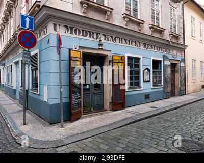 Prague, République Tchèque - Mai 14 2022: U Modre Kachnicky Restaurant sur la Mala Strana. Banque D'Images