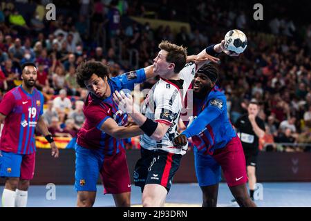 Barcelone, Espagne - 19/05/2022, Goran Sogard Johannessen de SG Flensburg-Handewitt concurrence Thiagus Petrus et Dika Mem du FC Barcelone lors de la Ligue des champions de l'EHF, Quarter finals, match de handball de 2nd jambes entre le FC Barcelone et SG Flensburg-Handewitt le 19 mai 2022 au Palau Blaugrana à Barcelone, Espagne - photo : Javier Borrego/DPPI/LiveMedia Banque D'Images