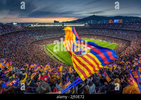 Ambiance festive au stade Camp Nou, complet avec 91 648 spectateurs, le record mondial de participation à un match de football féminin, en 2022 Champions Banque D'Images